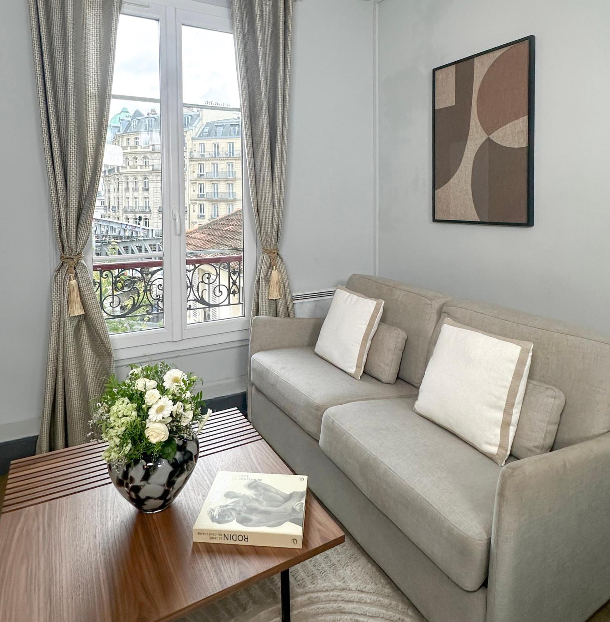 Stunning Near Eiffel Tower Parigi